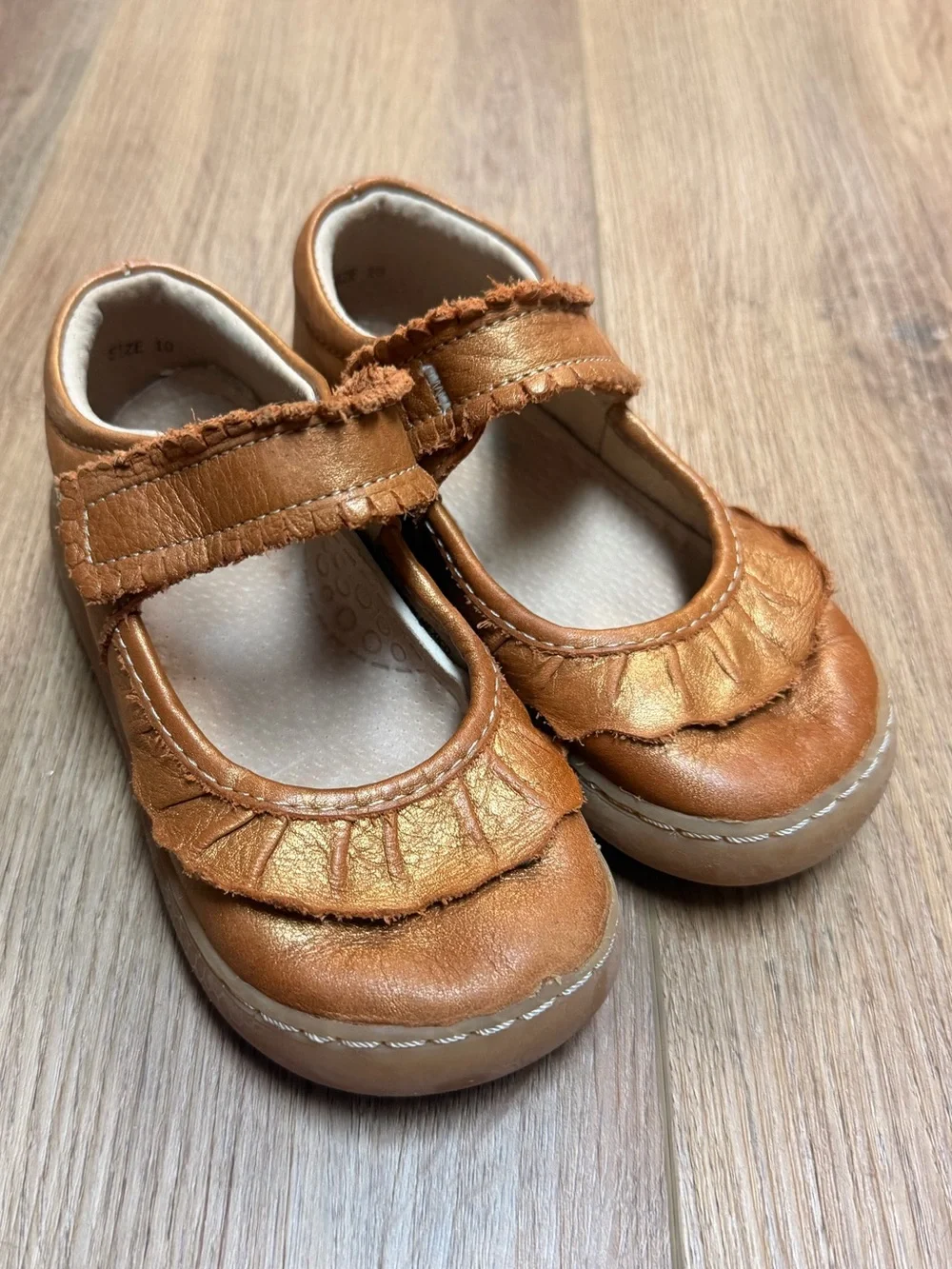 Livie & Luca Ruche Mary Jane Shoes 10 Honey Gold Caramel Leather Ruffle Fall